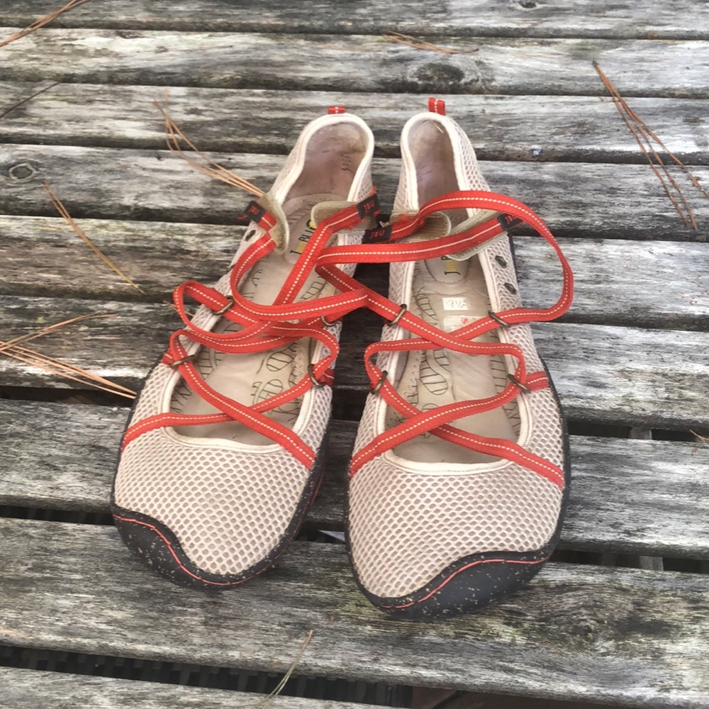 Jambu strappy sleek sandal shoes. Slipper like fit. Womens 9.5